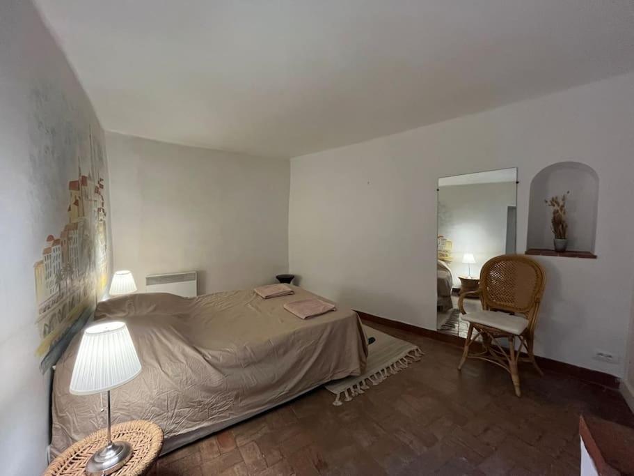 Vue Au Coeur Du Vieux Village Apartment